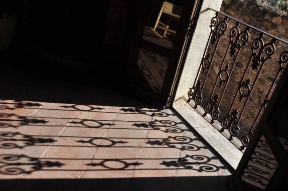 A sombra da grade de nossa varanda, no hotel em Real de Catorce, pueblo mágico no norte do México